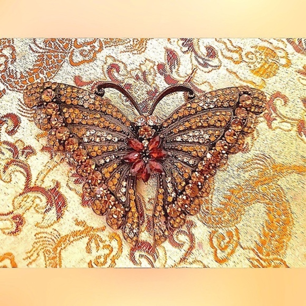 🦋Vintage butterfly brooch, antique brass  finish w/amber color cubic zirconias
